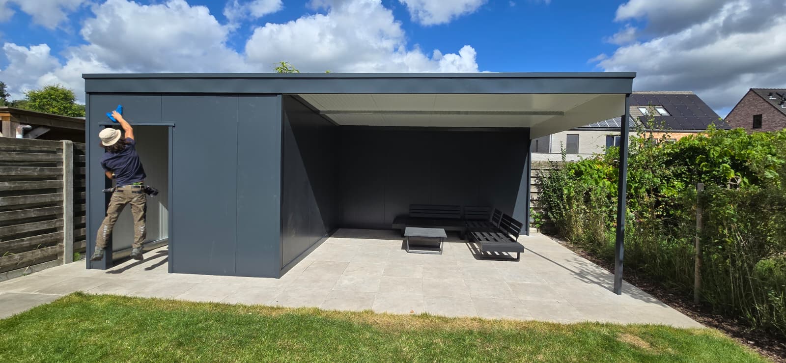 Stalen bijgebouw met luifel voor particulier Limburg