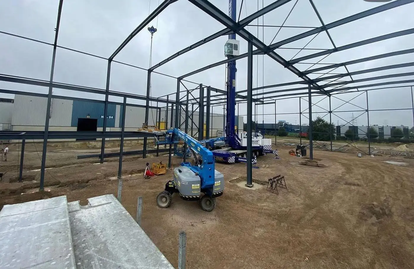 Staalconstructie bedrijfshal in aanbouw met kraan - industriële bouw door Bradico Limburg