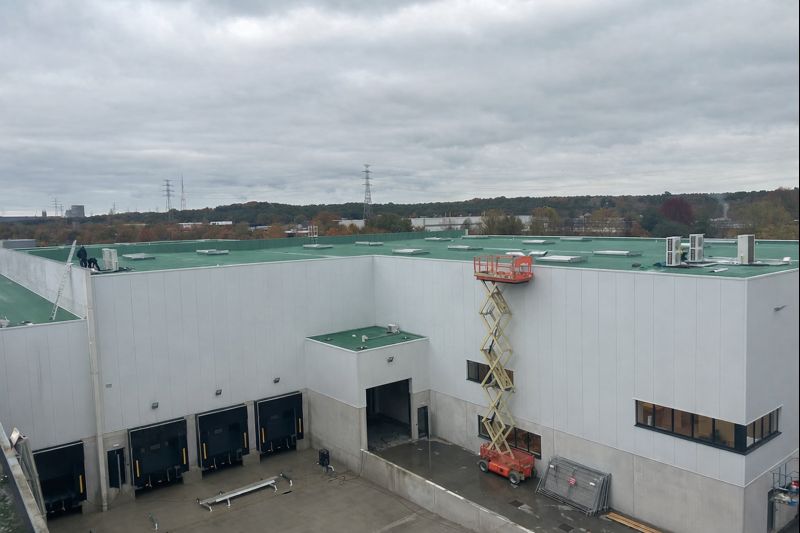 Bedrijfshal met sandwichpanelen na oplevering door Bradico Limburg