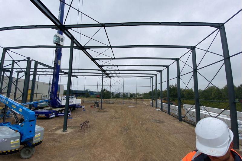 Staalconstructie bedrijfshal voor renovatie Limburg