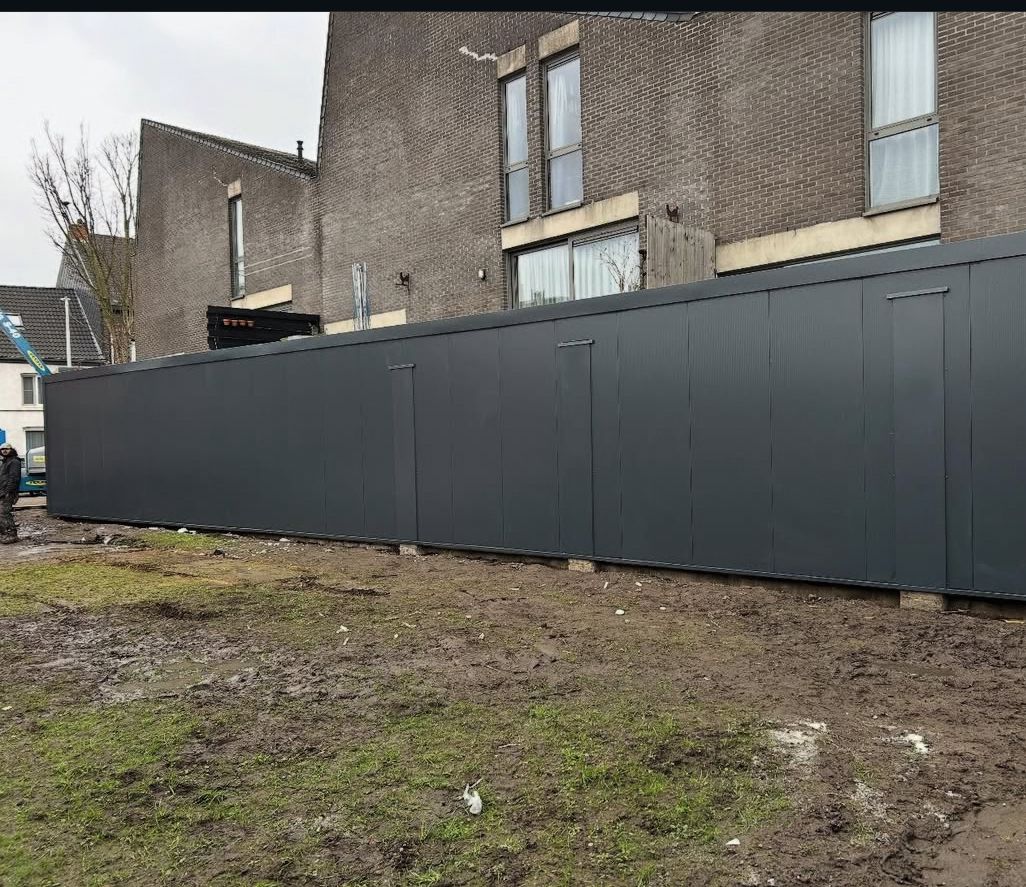 Gevelrenovatie met sandwichpanelen na afwerking door Bradico