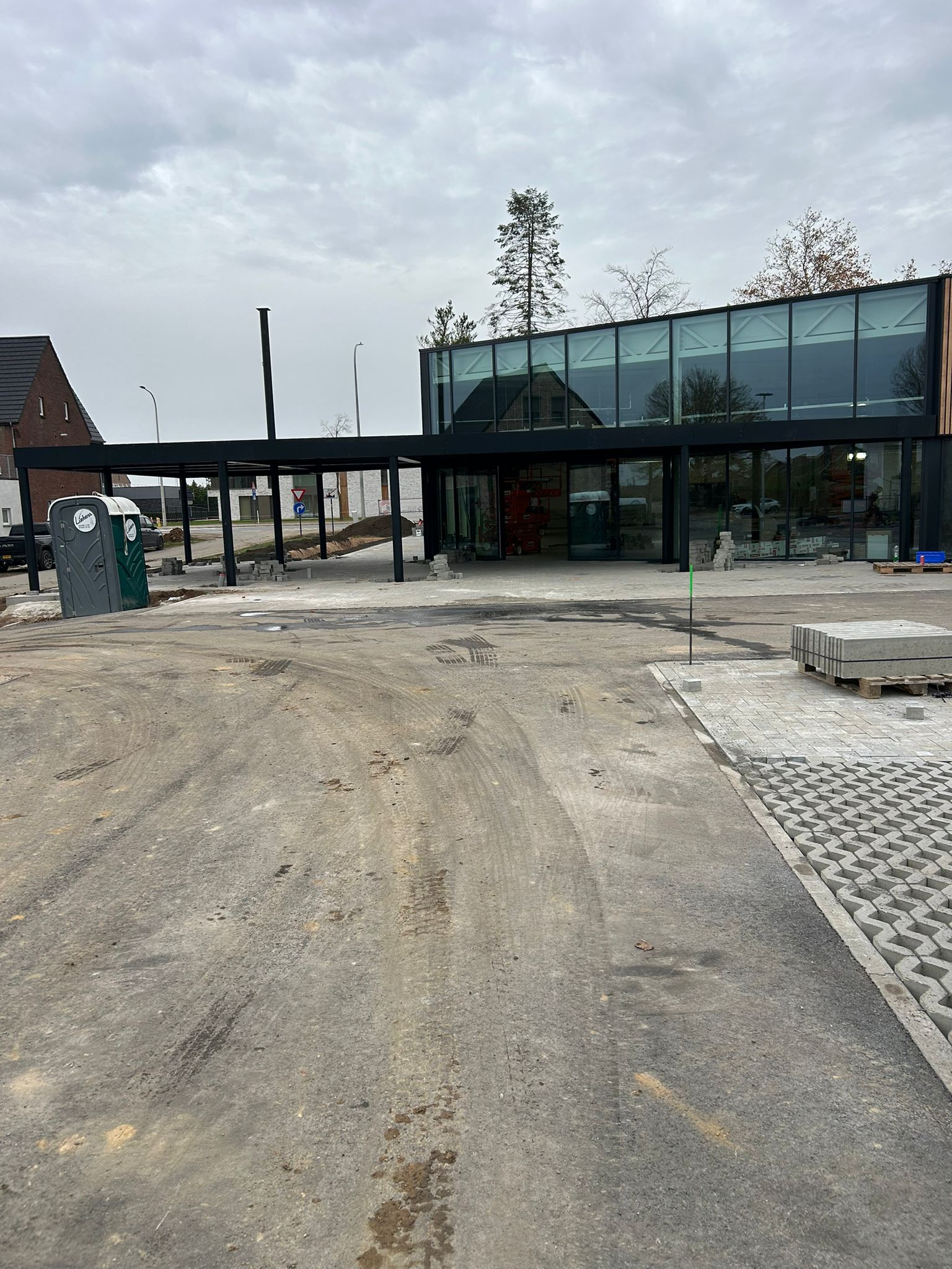 Stalen luifelconstructie bedrijfsgebouw Limburg - zijgevel